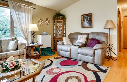 Loretto House | Loretto Getaway w/ Stunning Deck + Gas Grill!