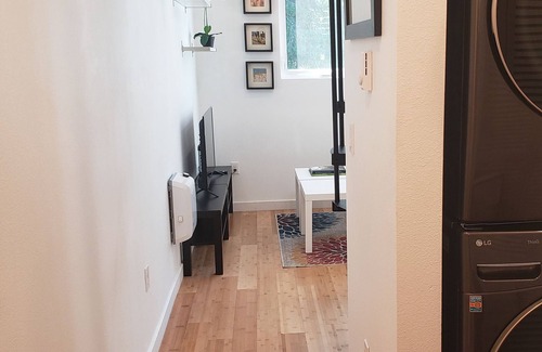 Southwest Hills Apartment | Lots of Natural light. Excellent Location. Studio + Loft. Parking on-site