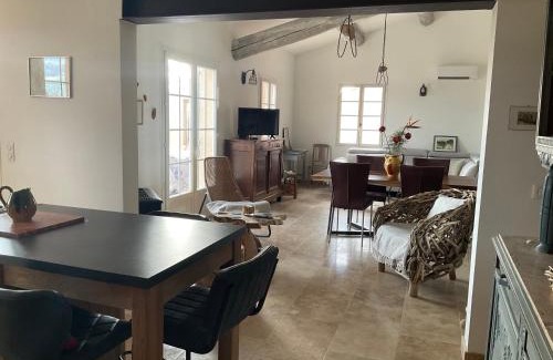 Cabrieres-dʼAigues House | Lou Jasset
