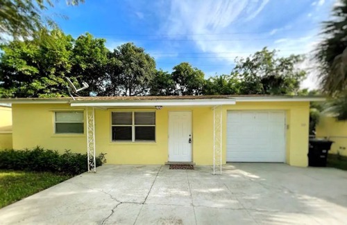 Pinewood Park House | Lovely 1-bedroom Vacation Home with Free Parking