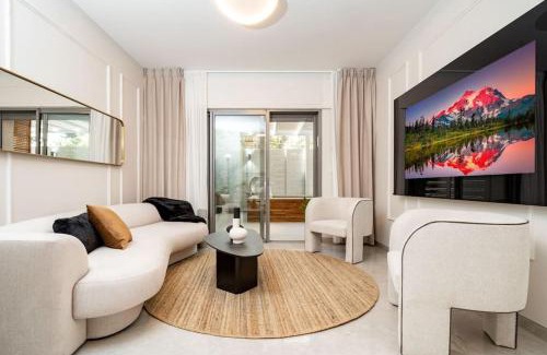 Mea She'arim Apartment | Lovely 1 bedroom apt w/pool. Haneviim st jerusalem