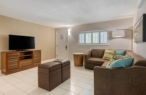 Jekyll Island Hotel | Lovely 1BR Suite at the Heart of Jekyll Island Adventures | Onsite Pool, Parking