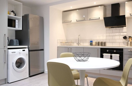 Earls Barton Apartment | Lovely 2 Bed Apartment w Garden near Northampton