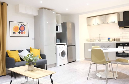 Earls Barton Apartment | Lovely 2 Bed Apartment w Garden near Northampton