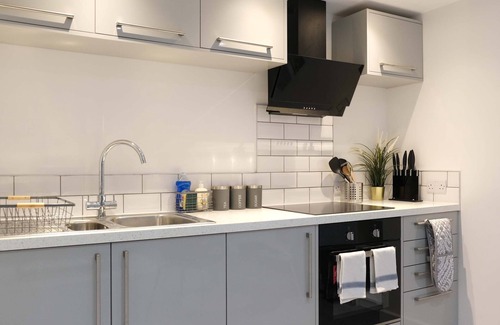 Earls Barton Apartment | Lovely 2 Bed Apartment w Garden near Northampton