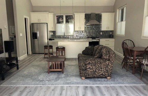 Willow Glen Cottage | Lovely 2 Bedroom 2 Bathroom Private Cottage