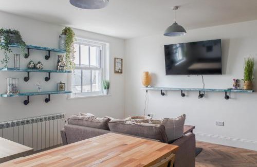 Worthing Apartment | Lovely 2- Bedroom Apartment with Stunning Sea Views