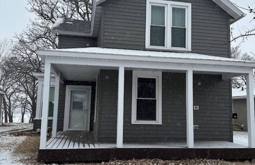 Fairmont House | Lovely 2-bedroom LAKE house with AC in Fairmont