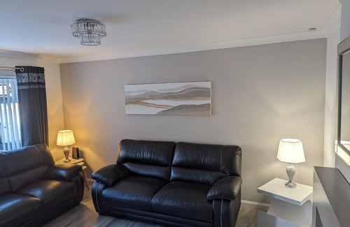 Coatbridge House | Lovely 2 Bedroom Terrace House