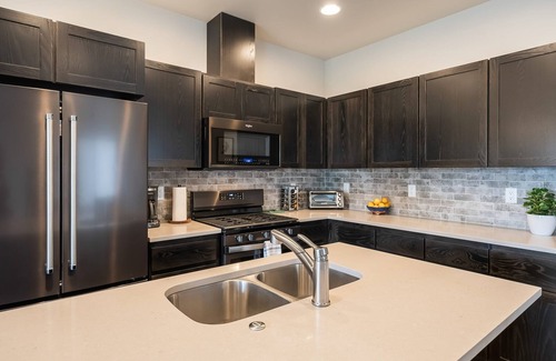 Boyd Acres House | Lovely 2 bedroom townhome with pool, AC & fitness room in popular Bend, Oregon.