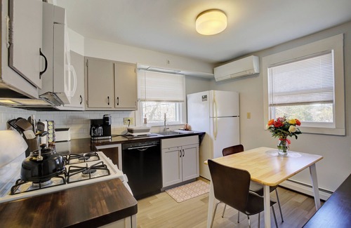 Kingston Stockade District House | Lovely 2 queen size bedroom apt one block from Rough Draft and Uptown Kingston