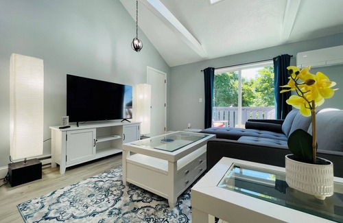 Worcester House | Lovely 2BD with Skylight Near Hospitals, Free Parking