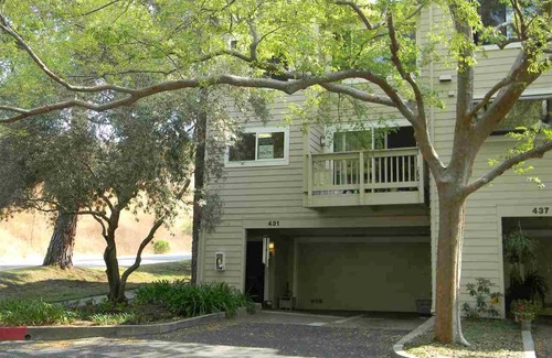 Moraga House | Lovely 3-Bedroom Townhouse with Pool