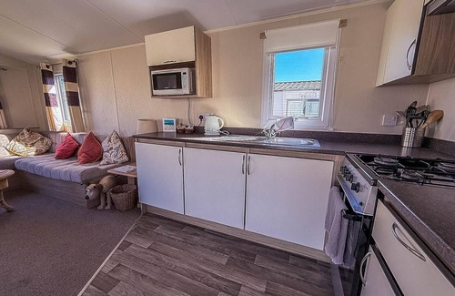 Pakefield House | Lovely 6 berth caravan with decking, close to the beach in Suffolk ref 68075BS