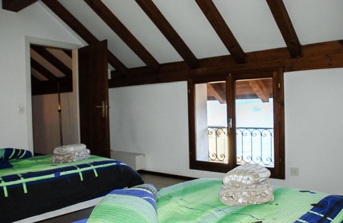 Porto Ronco Apartment | Lovely apartment for 4 people with WIFI, TV, balcony, pets allowed and panoramic view