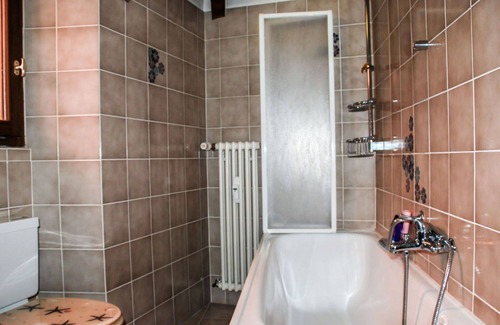 Porto Ronco Apartment | Lovely apartment for 4 people with WIFI, TV, balcony, pets allowed and panoramic view