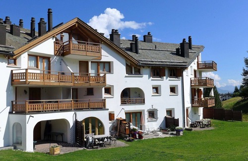 Celerina-Schlarigna Apartment | Lovely apartment for 6 guests with WIFI, TV, balcony, pets allowed and panoramic view