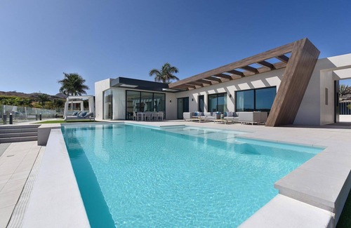 Salobre Villa | Lovely apartment in villa for 10 guests with A/C, private pool, WIFI, TV, terrace and pets allowed