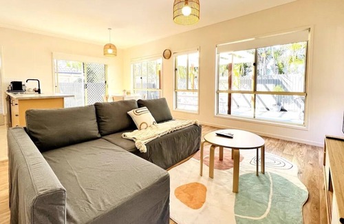 Springfield Lakes House | Lovely Cottage Walk To Train in Springfield Lakes With Relaxing Backyard