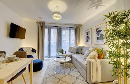 Gloucester Apartment | Lovely Flat In Kiln Close With Free Parking
