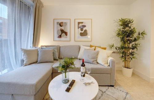 Gloucester Apartment | Lovely Flat In Kiln Close With Free Parking