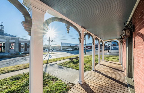Franklin Apartment | Lovely historic spot, walk to the square!