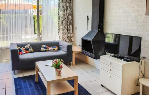 Bruinisse House | Lovely Home In Bruinisse With Kitchen