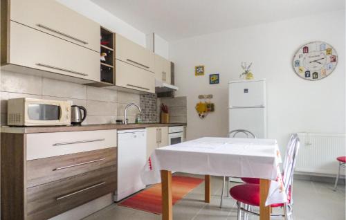 Crveni Vrh House | Lovely Home In Crveni Vrh With Wifi
