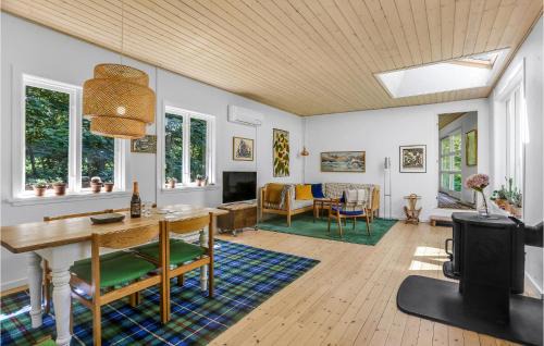 Hoeve Strand House | Lovely Home In Fårevejle With Kitchen