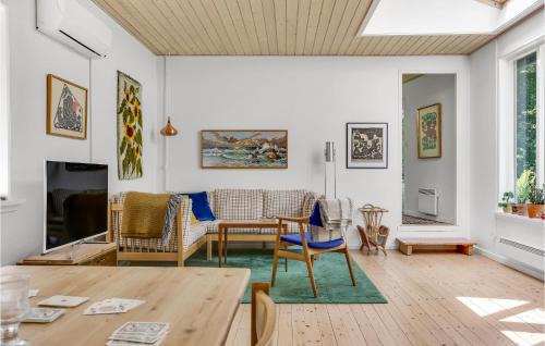 Hoeve Strand House | Lovely Home In Fårevejle With Kitchen