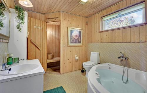 Farvang House | Lovely Home In Fårvang With Wifi