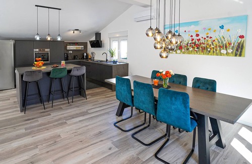 Zrnovnica House | Lovely home in Zrnovnica