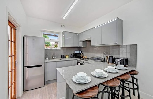 Tottenham Hale House | Lovely Home - Park Views and Ideal Transport Links