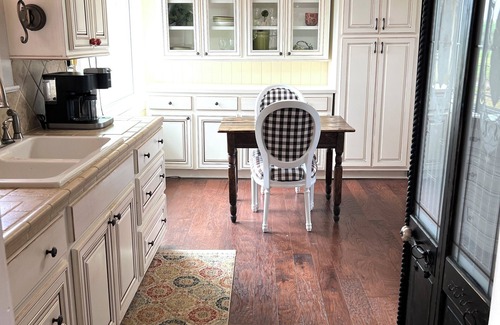 Greer House | Lovely pet- friendly 2-bedroom house in the Greer countryside