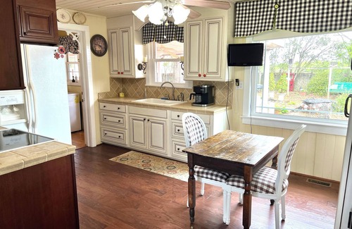 Greer House | Lovely pet- friendly 2-bedroom house in the Greer countryside