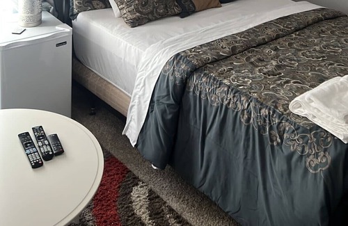 El Mirage House | LOVELY PRIVATE ROOMS PRIVATE BATHS IN A HOUSE