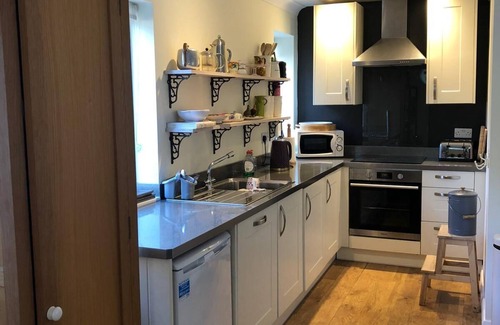 Chedworth Cottage | Lovely quirky cotswold cottage (Old Telephone Exchange)