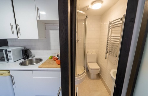 Selly Oak Apartment | Lovely Studio Close to University of Birmingham!