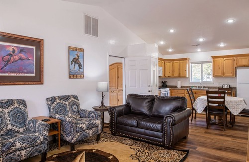 Williams House | Lower Rates! The Grand Canyon Orange Blossom -Downtown with A/C.