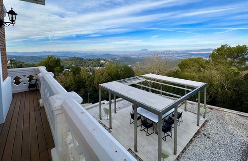 Sant Cugat del Valles Villa | Lujosa casa en Barcelona ¡con piscina!