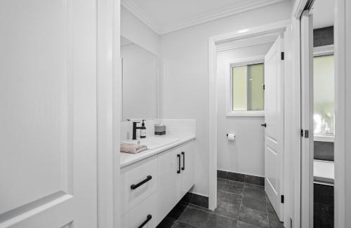 Wagga Wagga House | 'Lumeah' - Apartment 1 Central Wagga