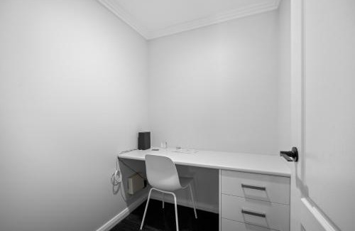 Wagga Wagga House | 'Lumeah' - Apartment 1 Central Wagga