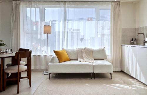 Gyeongju Apartment | LUMI Stay Rooftop Terrace