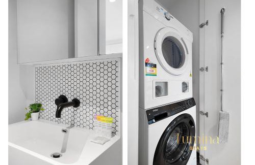 Melbourne Central Business District Apartment | Lumina Stays - Lighthouse