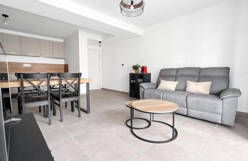 Nouvelle Ville Apartment | Lumineux, terrasse cosy et parking privé inclus