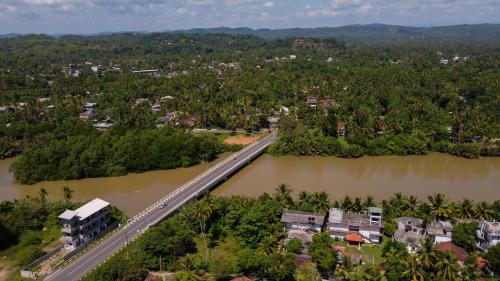 Pelena House | Luvi Lucas River Side