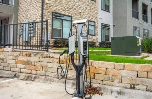 Montopolis Apartment | LUX 2B2B with Pool & Parking near the Heart of Austin
