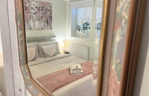 Sherborne St. John House | Lux Balcony Penthouse Room Basingstoke Hospital 2min drive and walkable