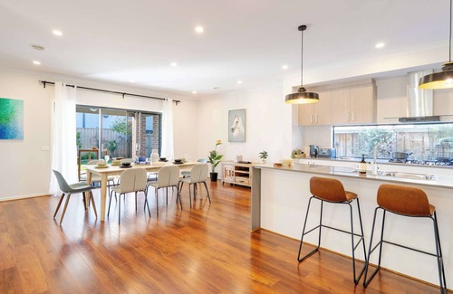 Clyde North House | Lux Clyde North Super Spacious Retreat