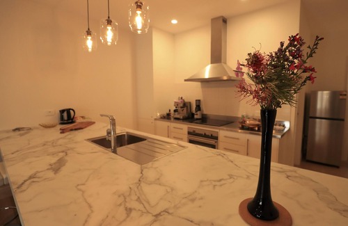 Strathalbyn Cottage | Lux Modern Minimalist Getaway, King, Open Fire, River Access/Views in Township.